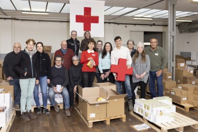Rotkreuz-Freiwillige sortieren die Warenspenden für die Verteilung an Armutsbetroffene. 