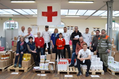 In der Bleichi Wohlen sortierten und verpackten Rotkreuz-Freiwillige und Spieler des FC Aarau die Warenspenden der Aktion  «2 x Weihnachten»