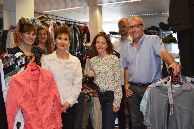 Günstige Kleider und kompetente Beratung: Sandra-Anne Göbelbecker (rechts im Bild) erklärt den Mitgliedern der Steuergruppe das Angebot des Drehpunkts in Baden.