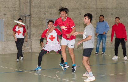 An den Sportnachmittagen engagieren sich die jungen Freiwilligen für Asylbewerber aus der Region.